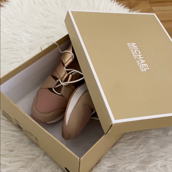 Michael Kors Sneakers with leather details - Picture 6 of 9